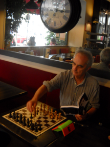 Le double Champion de France 1978 et 1982, auteur de la 'fabuleuse histoire des champions d'échecs', Nicolas Giffard, à qui est dédié le Philidor 2014, découvre le livre au Canal Saint Martin le 15 Octobre 2014