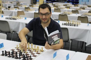 L'organisateur en chef du Championnats de France 2015 Christophe Philippe révise son philidor dans la salle de jeu !